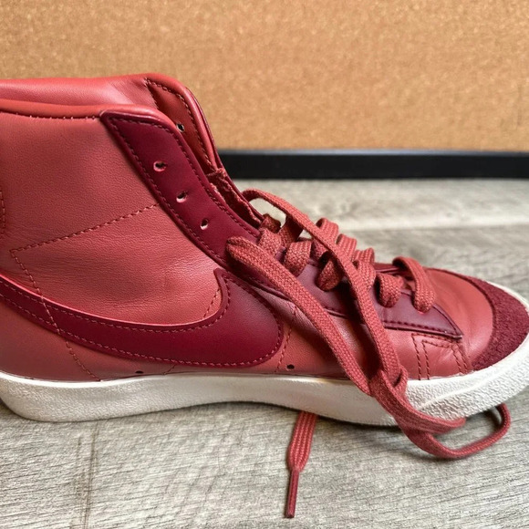 NIKE Red Blazer '77 Vintage Mid Sneakers in Rust / Red Size Women's 7 - Picture 7 of 8